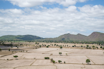 Obraz premium Mountain landscape and rice field with blue sky in Kanchanaburi,