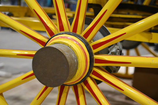 Wagenrad mit Achsbolzen und Bremse