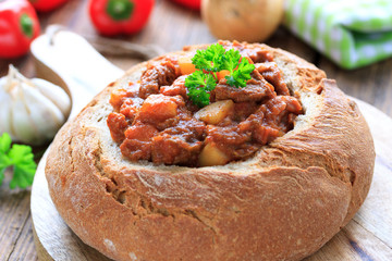 gulascheintopf im brotlaib