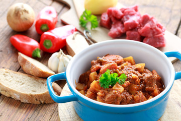 deftiger  Gulasch topf