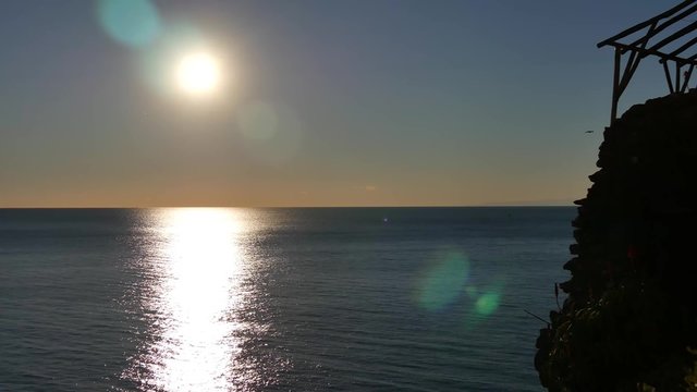 Tramonto dorato sul mare a Varazze