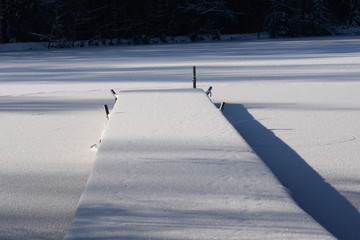 Wintersteg, Bootssteg im Schnee