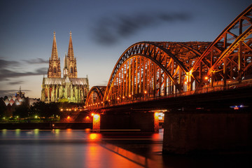 Obraz premium Kölner Dom mit Hohenzollernbrücke