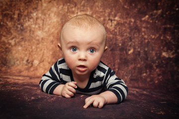 Baby krabbelt © Kristin Gründler