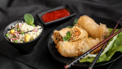 nems et riz cantonais sur fond sombre 2