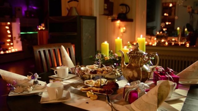 Weihnachten Kaffeetafel im Kerzenschein