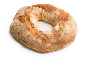 Focaccia tonda su fondo bianco