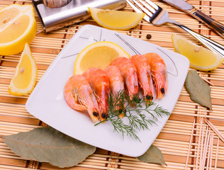 Boiled shrimp on a square plate.