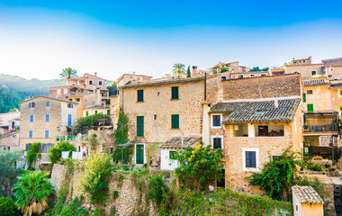 Fototapeta na wymiar Kleines Berg Dorf mit Häusern rustikal mediterrran