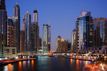 Fototapeta premium Wieżowce Dubai Marina o zmierzchu