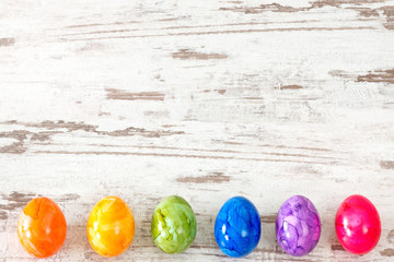 Ostereier in Regenbogenfarben