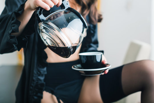 Frau im Morgenmantel macht Kaffee zum Fr&uuml;hst&uuml;ck