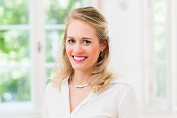 Gesch&auml;ftsfrau in edlem B&uuml;ro