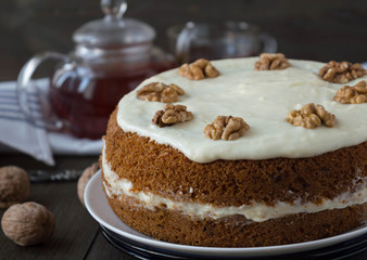 carrot cake with wainuts