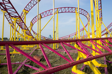 structure d'un man&egrave;ge montagnes russes jaune et rouge