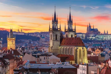 Fototapete Prag Luftaufnahme über die Liebfrauenkirche vor dem Teyn, der Altstadt und der Prager Burg bei Sonnenuntergang in Prag, Tschechien