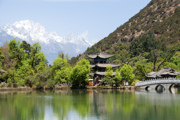 Fototapeta na wymiar w Parku Stawu Czarnego Smoka w Lijiang