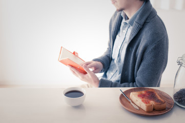 朝食を食べながら仕事をしている日本人男性
