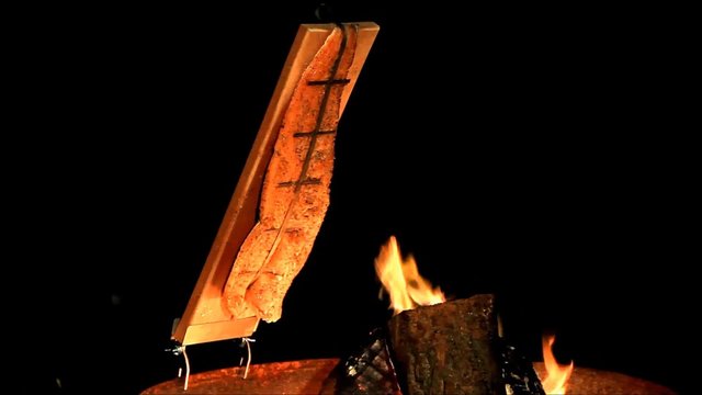 Flammlachs am offenen Feuer
