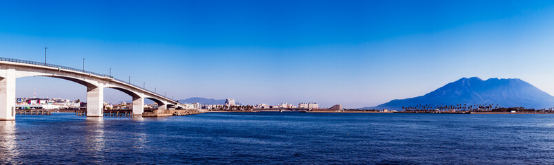 鹿児島マリンポートと桜島