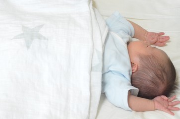 新生児　寝顔