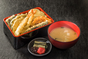 一般的な天重セット Japanese foods of tempura and the rice