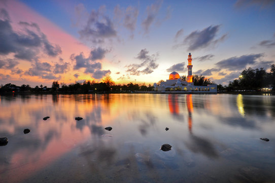 Beautiful sunset over the Tengku Tengah Zaharah Mosque.