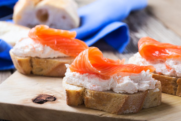 Toasts with smoked salmon cream cheese dip
