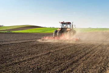 Photo sur Plexiglas Tracteur Tractor preparing land