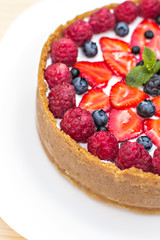 Cheesecake with fresh berries o the table