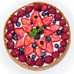 Cheesecake with fresh berries o the table