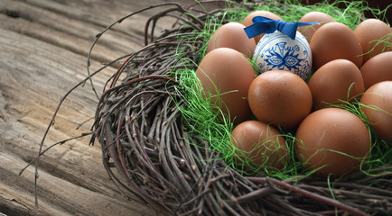 Ostern, Ostereier auf Holz Hintergrund