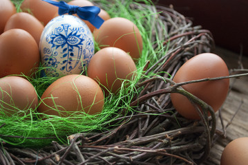 Ostern, Ostereier auf Holz Hintergrund