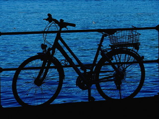 Fototapeta premium bicycle lake silhouette