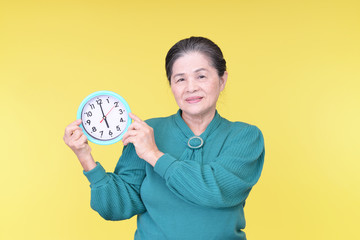 時計を持つ高齢者