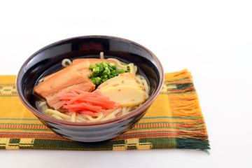 沖縄伝統料理の三枚肉そば