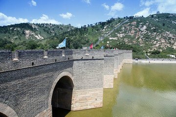 Naklejka premium The Great Wall of China, under the blue sky white clouds, very b