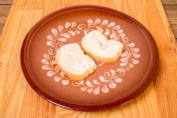 Sliced fresh wheat bread on ceramic plate.