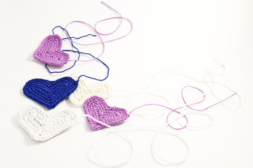 Crochet little hearts with interwoven threads