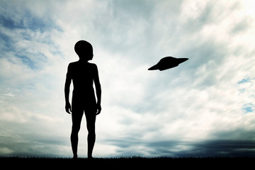 Alien and ufo silhouette © adrenalinapura