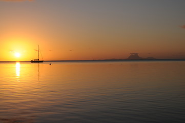Fototapeta na wymiar polynésie française coucher de soleil