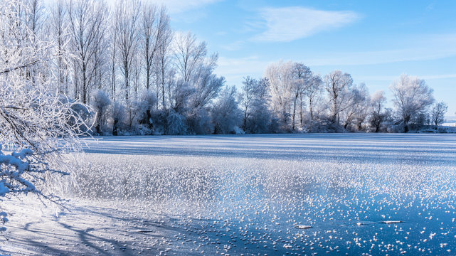 d&uuml;nne eisdecke vom see