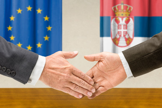 Vertreter der EU und Serbiens reichen sich die Hand