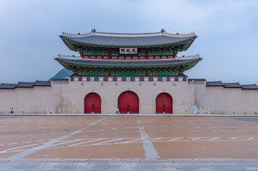 Gyeongbokgung palace at night in Seoul, South Korea. - 100618429