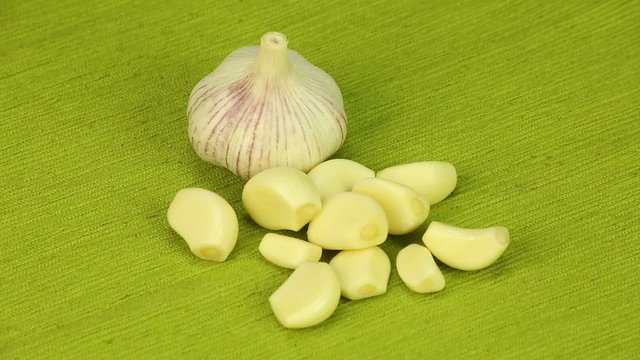 Full garlic and peeled cloves