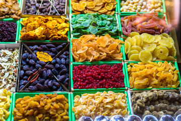 Contenitori con pezzi di frutta candita in esposizione in un negozio per la vendita