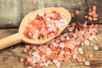 Fototapeta na wymiar pink himalayan salt inside wooden spoon