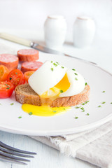 Poached egg on wholegrain bread