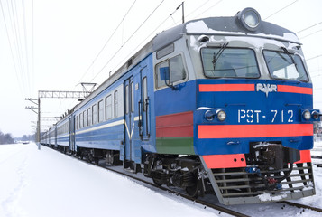 Obraz premium pociąg elektryczny zimą