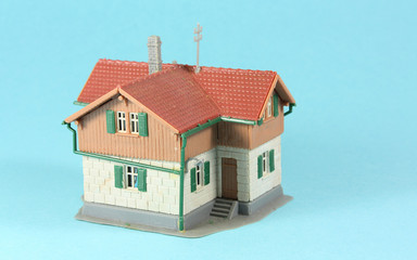 Häuschen, Modell-Haus mit blauem Hintergrund